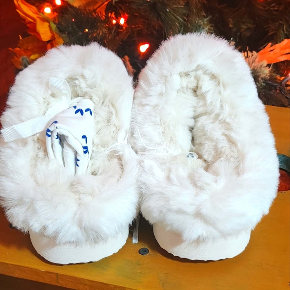 Cozy Green Grinch Slippers - Picture 8 of 8